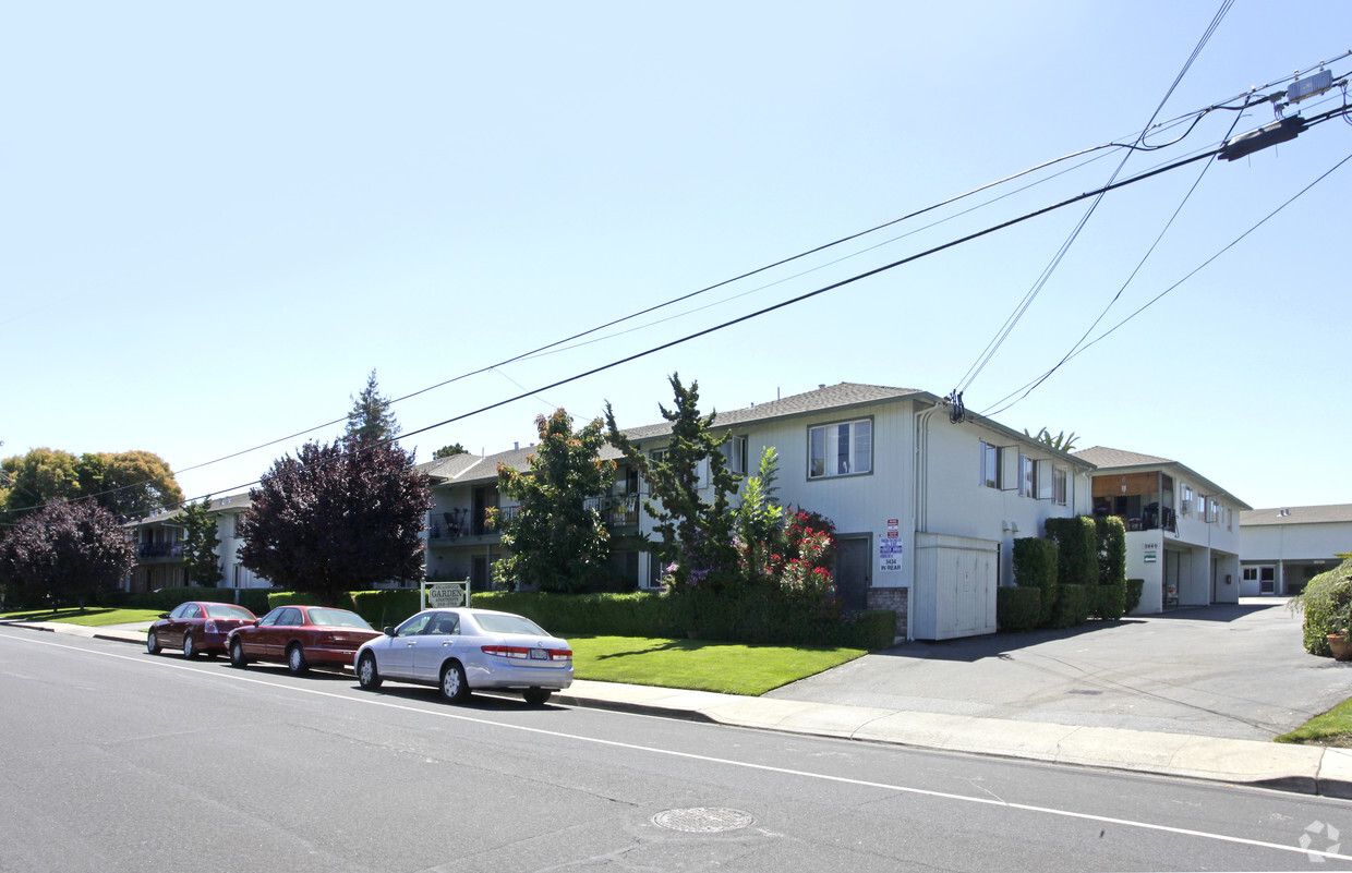 Building Photo - Briarwood Garden Apartments