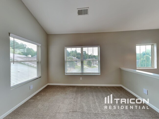 Building Photo - 456 Clematis Court