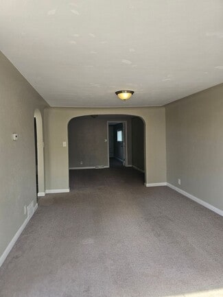 Building Photo - 609 N Division Ave