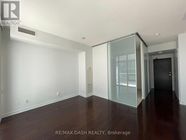 Photo du bâtiment - 33 Charles St E