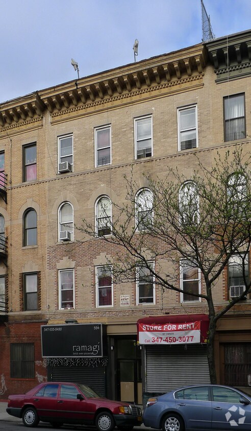 Foto principal - 594-596 Rogers Ave