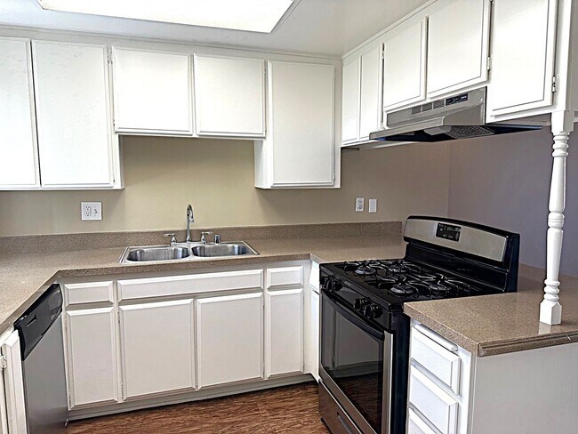 Foto del edificio - Spacious and Well Maintained 3 Bedroom Con...