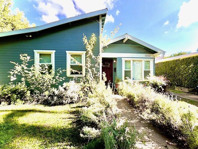 Front - 1202 N Poinsettia Plz