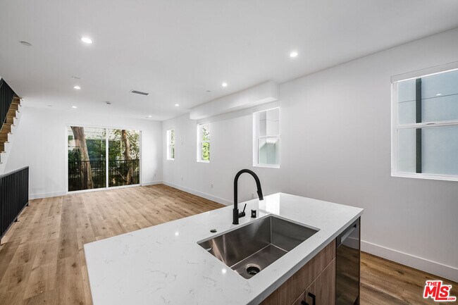 Foto del edificio - 5042 Laurel Canyon Blvd