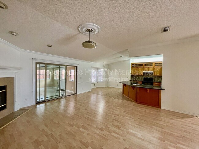 Foto del edificio - 2127 Forest Gate Dr W