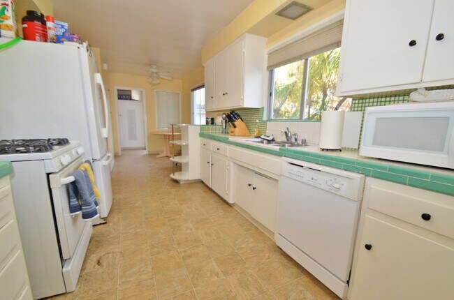 Foto del edificio - 4 Bedroom w/ POOL and Huge yard!