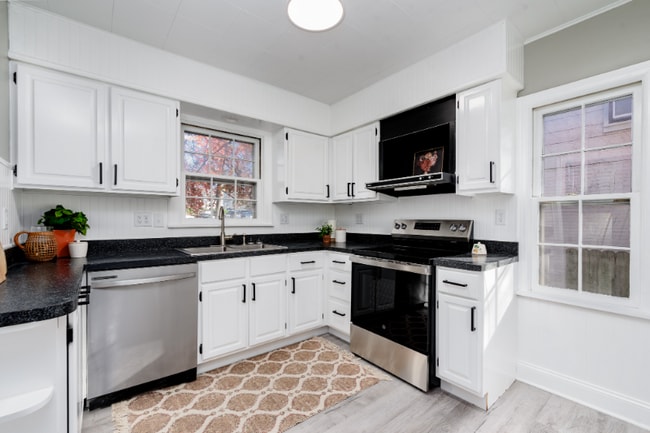 Building Photo - 554 S Clay Ave