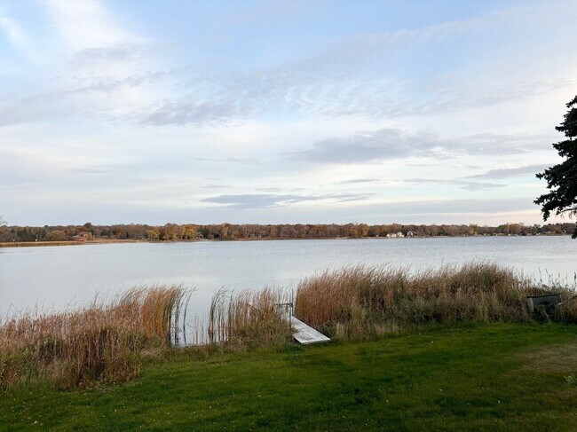 Foto del edificio - 524 Lakeshore Cir
