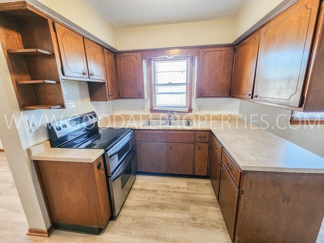 Building Photo - Spring Special $1750 first six months!  Sp...