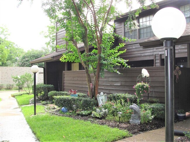 Foto del edificio - 2510 Grants Lake Blvd