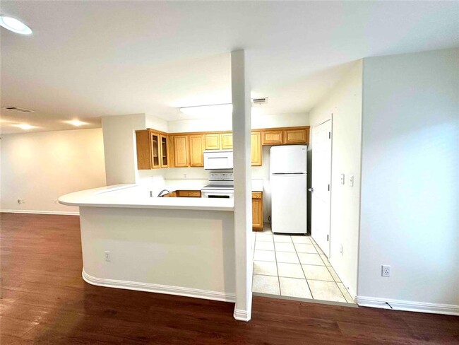 Foto del edificio - 6900 E Riverside Dr