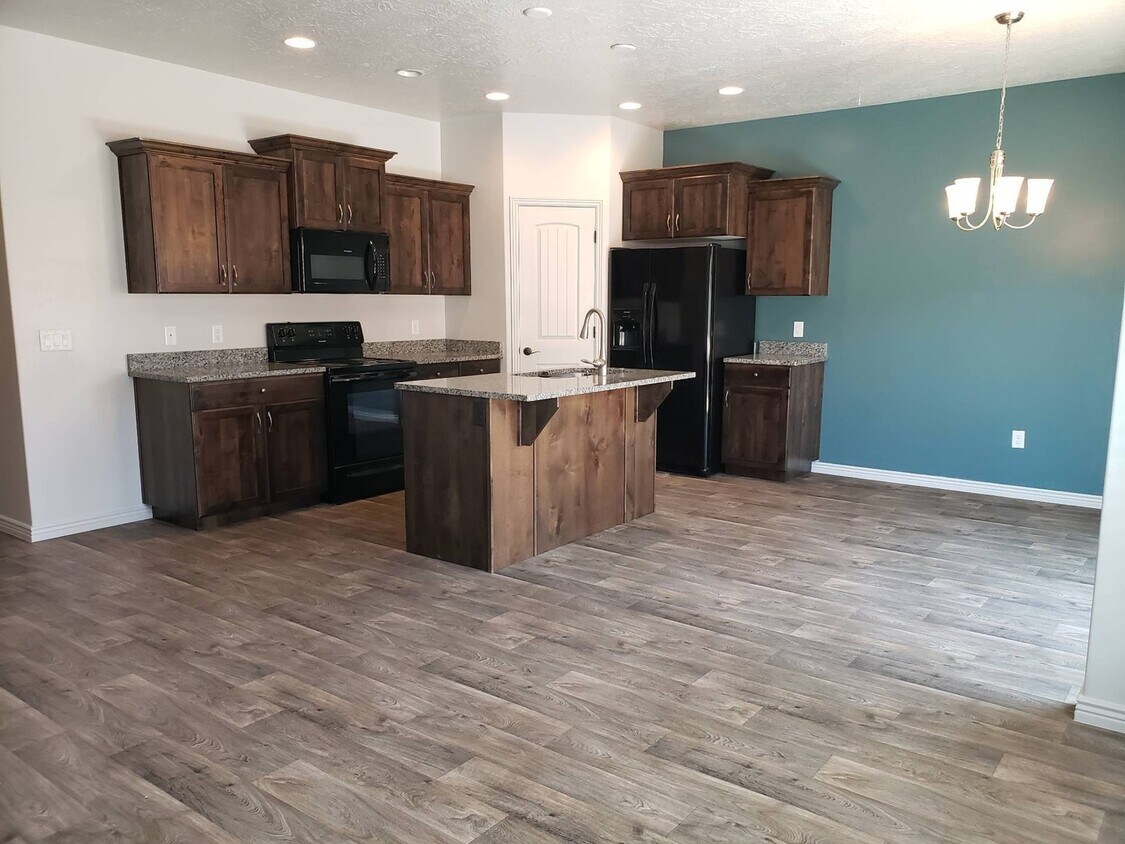 Foto principal - Gorgeous 3 bedroom 2.5 baths with great am...