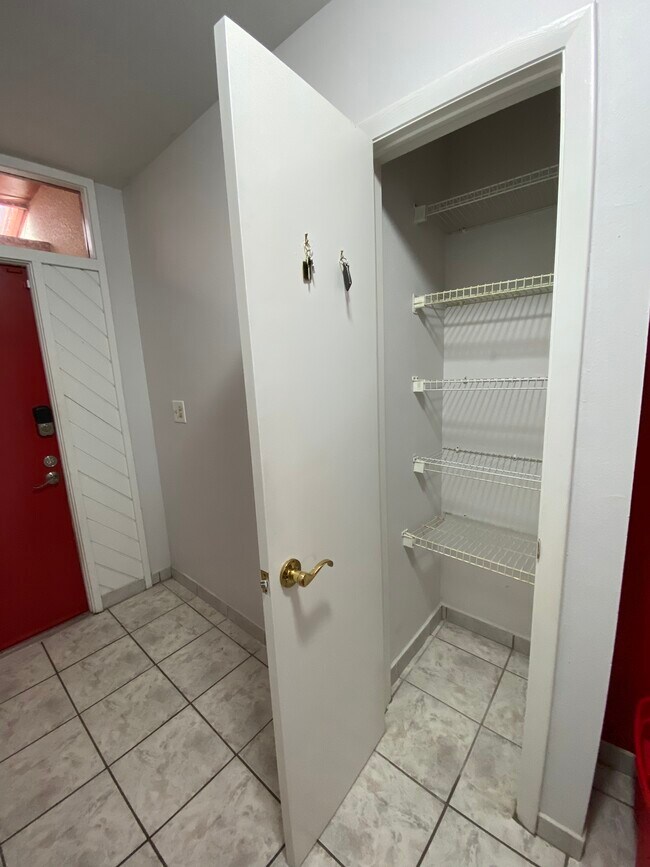 Building Photo - 6982 Greentree Ln