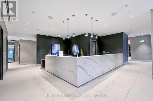 Photo du bâtiment - 2550-2550 Simcoe St N