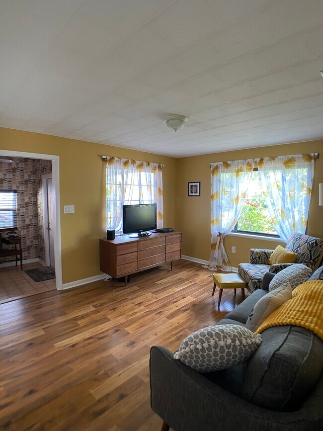 Building Photo - 5718-5713 13th Ave S