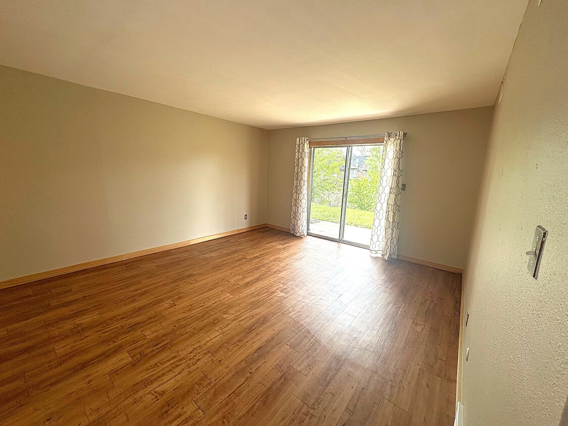 Primary Photo - 280 E Highline Cir