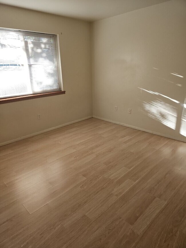 Building Photo - 2 bed/1 bath apartment in NW Medford