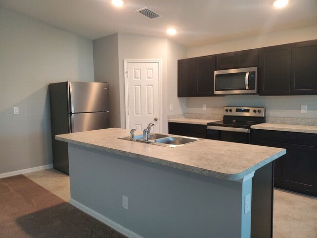 Building Photo - 3921 NE 15th Pl