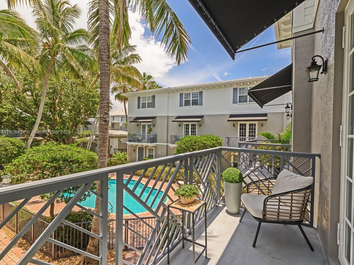 Primary Photo - 2249 NE 9th Ave