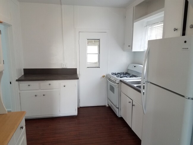 Building Photo - Walk to Beach, W/D, Shared Yard, Parking, ...