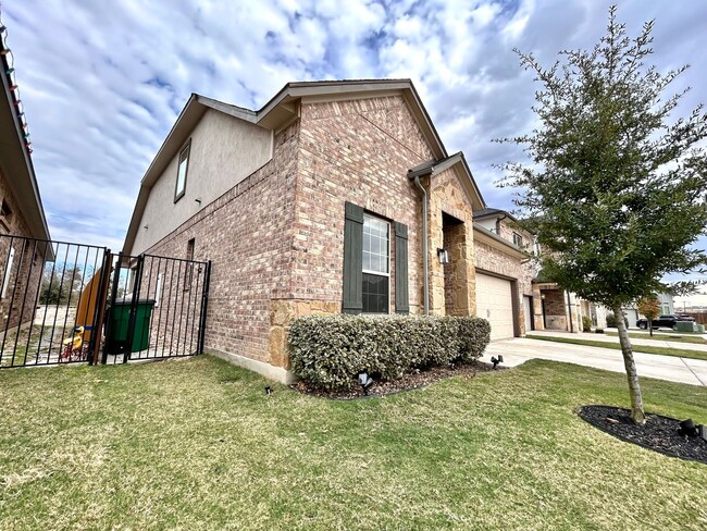 Foto del edificio - Spacious & Beautiful 3/BR 2/BA Two-Level Home with Garage & Fenced Yard