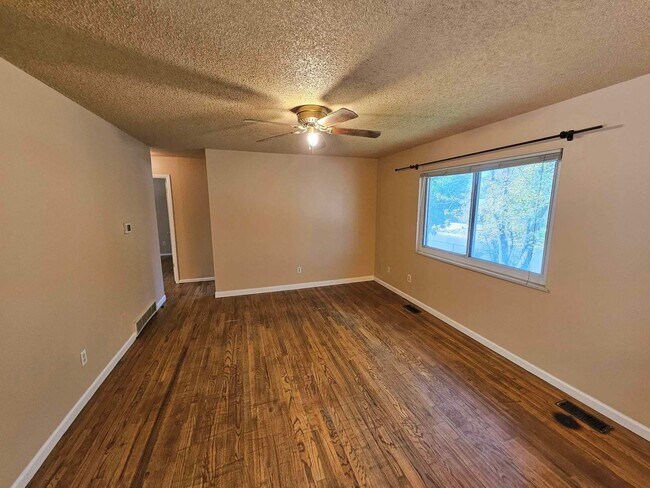 Building Photo - Charming 4 Bedroom Bi-Level Home in Securi...
