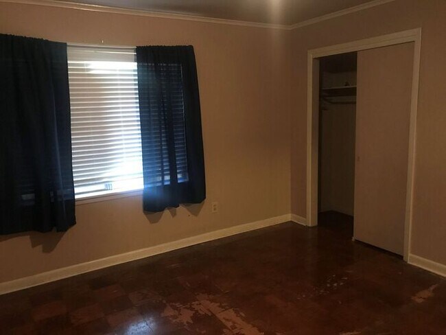 Foto del edificio - **GREAT HOME IN COUNTRY CLUB HILLS**