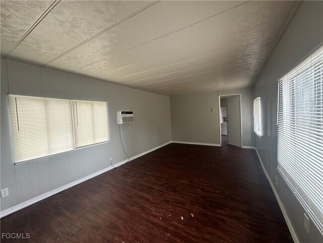 Foto del edificio - 7886 Breeze Dr