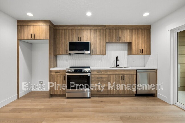 Building Photo - 4658 N Maple Grove Rd