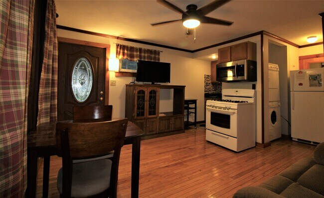 Lavadora y secadora en unidad junto al refrigerador. - 251 Lake Shore Dr N