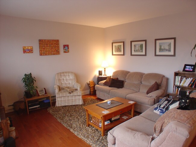 Building Photo - 2626 W Catalpa Ave