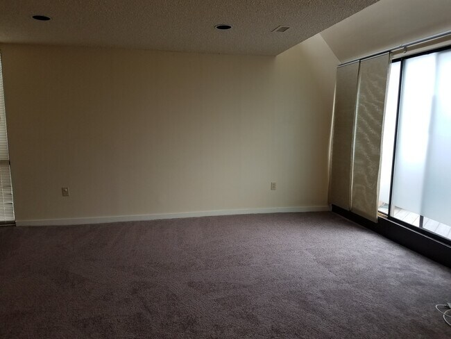 Foto del edificio - Spacious 2-Bedroom/2 Bath Bi-Level Garden ...