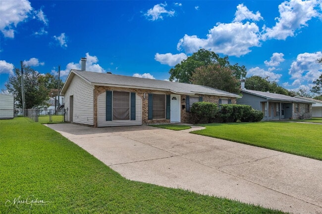 Building Photo - "Charming 3-Bedroom Retreat with Cozy Fire...
