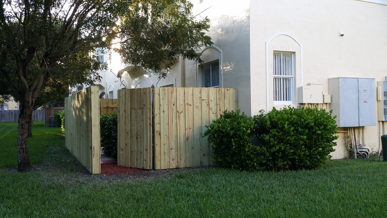 vista trasera - 1536 SE 26th St