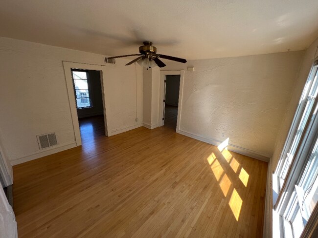 Building Photo - 528 20th Ave NE