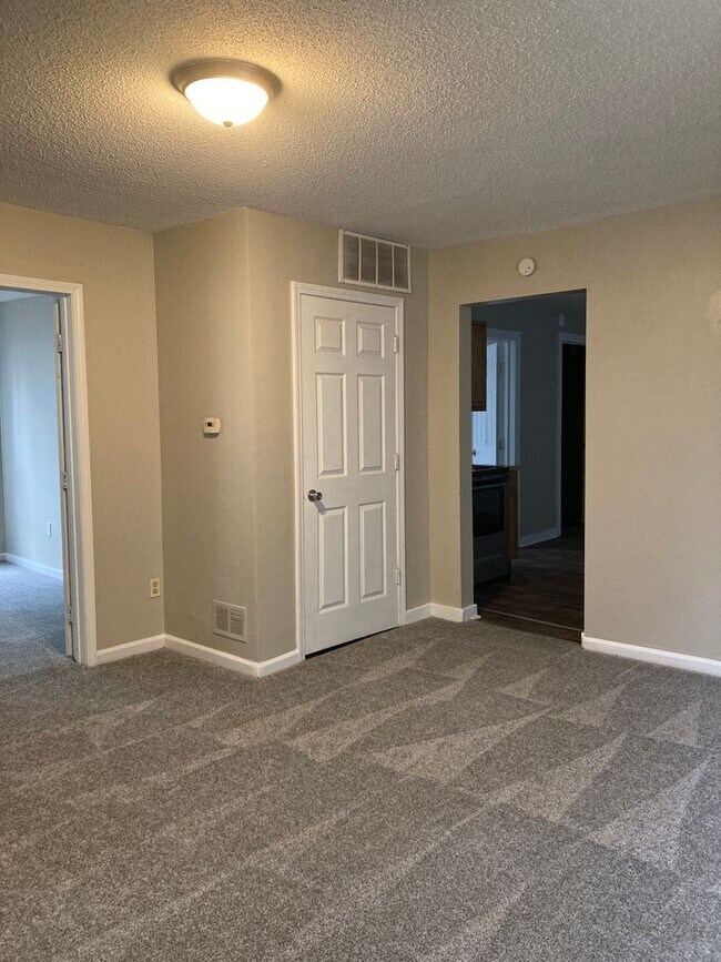 Building Photo - 3 Bedroom, 1 bathroom House!