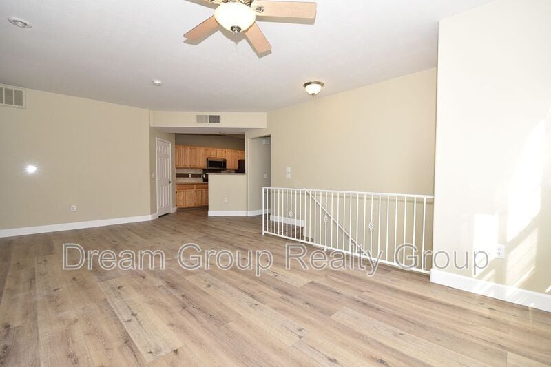 Foto principal - 8555 W Russell Rd