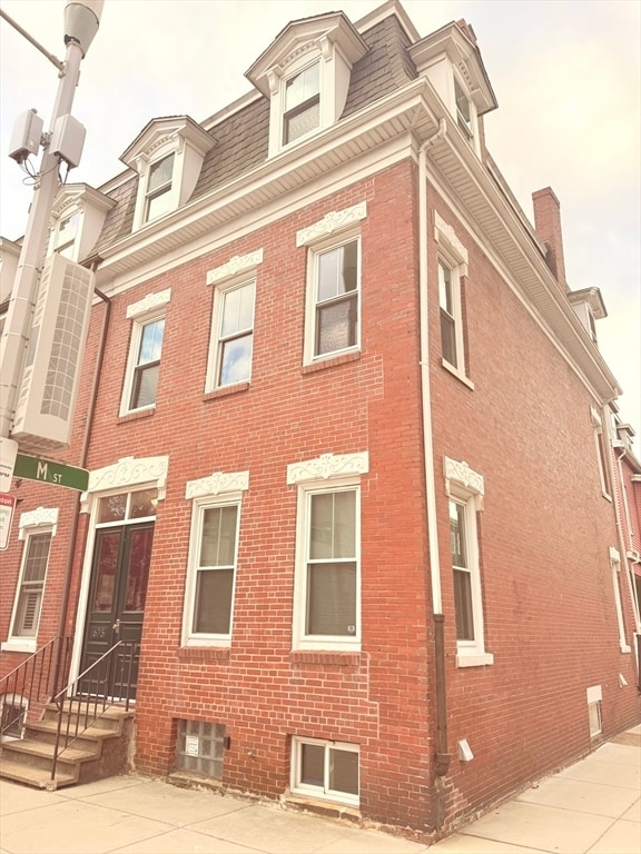 Building Photo - 675 E 7th St