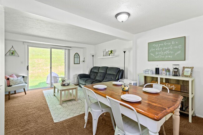 Building Photo - 203 Shadowlawn Cir