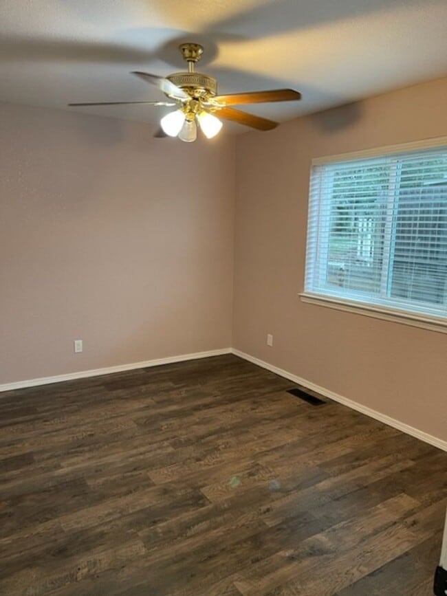 Building Photo - $300 Move in Special ~ 3 Bedroom Located in Country Heights Subdivision!