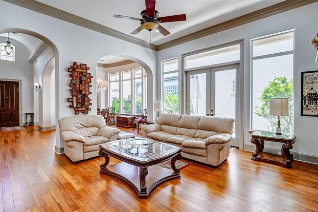 Building Photo - 2702 Tudor Manor
