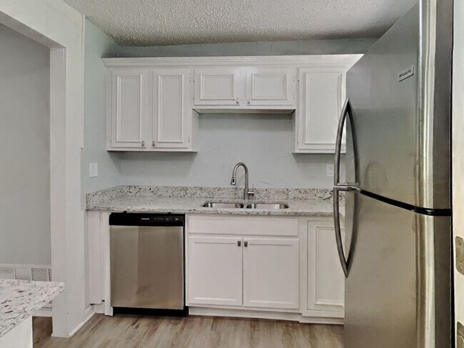 Foto del edificio - 2423 Oakwood Terrace