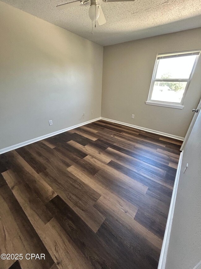 Foto del edificio - 3914 E 11th St