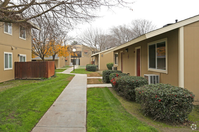 Building Photo - Carolyn Apartments