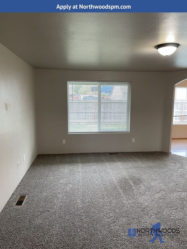 Foto del edificio - Welcome Home to this Beautiful 1982 Sq. Foot  4 bedroom, 2.5 bath house.