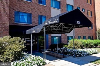 Building Photo - 1300 S Arlington Ridge Rd