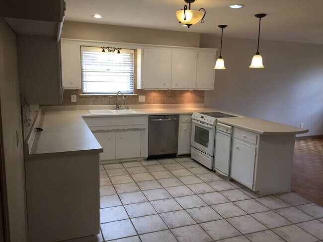Building Photo - Beautiful 3 Bed 2 Bath 2 Car Garage