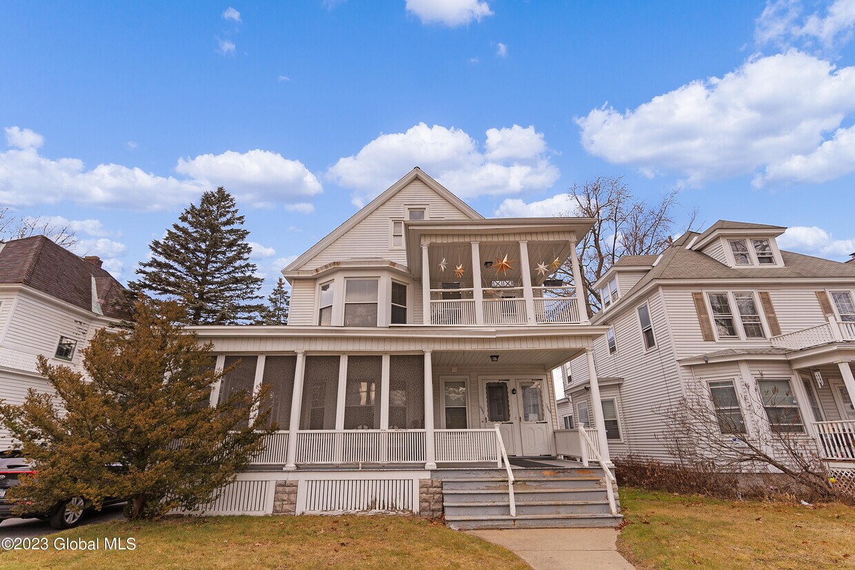 Foto principal - 1049 Waverly Pl