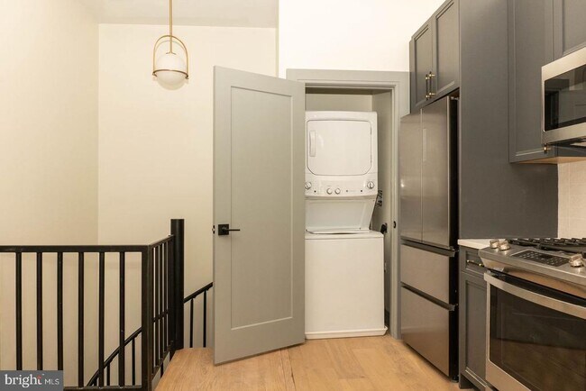 Building Photo - 327 S 16th St