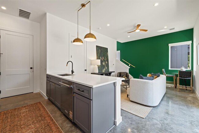 Foto del edificio - 2408 E 18th St